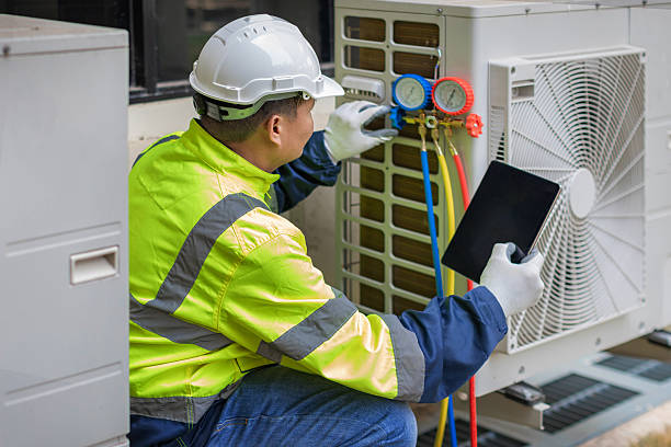 Professional Hvac technician working in Edelstein, IL